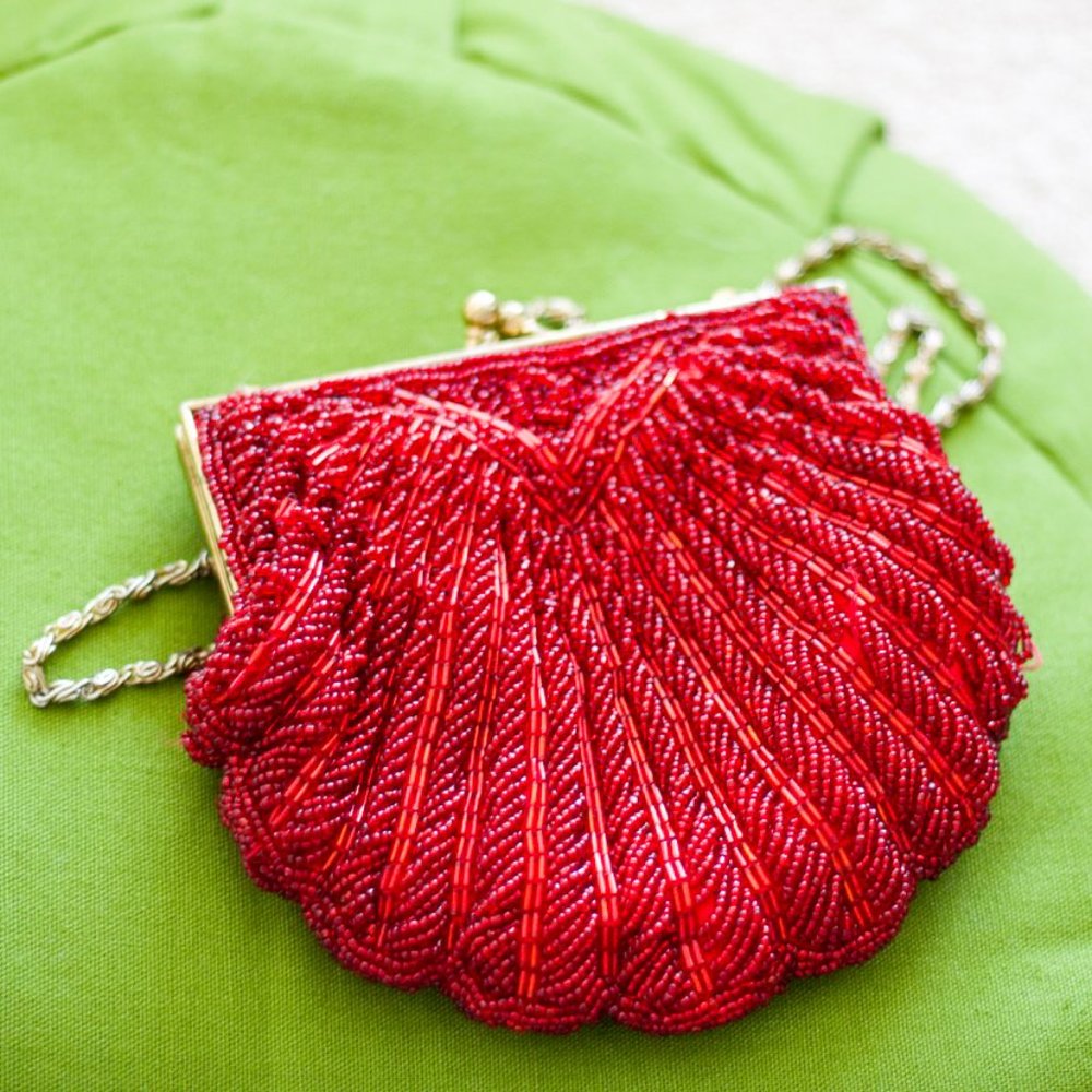 La Regale Vintage Red Clam Shell Beaded Clutch Purse Shoulder Crossbody Handbag